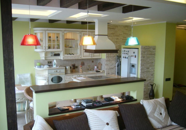 La suddivisione in zone della cucina-soggiorno con illuminazione