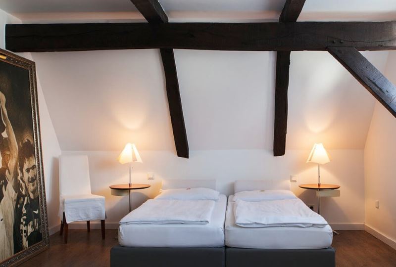 Poutres en bois dans une chambre à coucher de style allemand