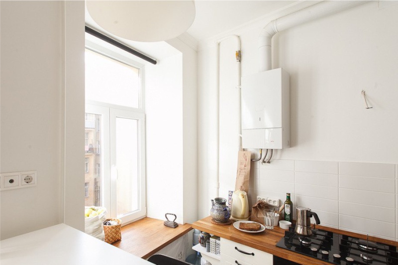 Chaudière à gaz blanche sur le mur d'une cuisine moderne