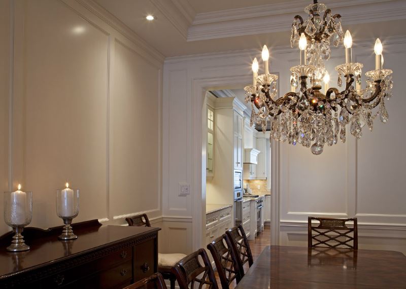 ثريا كريستال في تصميم غرفة المعيشة مع جدران بيضاء على الطراز الكلاسيكي