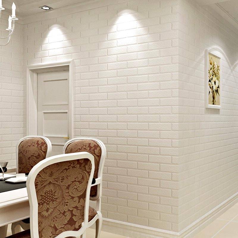 Mur de briques blanches à l'intérieur du salon