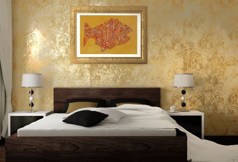 Image dans un cadre doré sur le mur d'une chambre à coucher