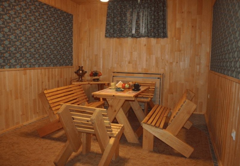Mobili in legno naturale per la sala relax nella vasca