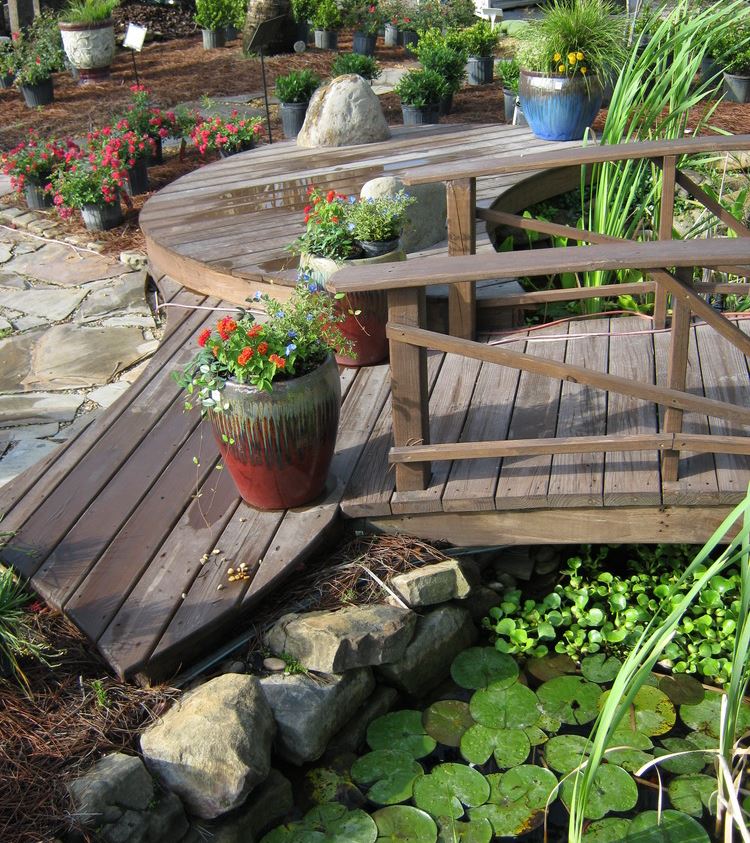 Do-it-yourself garden bridge through an artificial pond