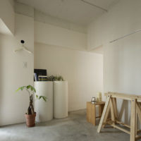 Couloir lumineux d'une maison privée dans le style du minimalisme