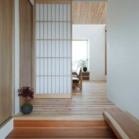L'intérieur du couloir dans le style du mimimalisme japonais