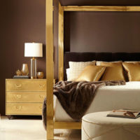La combinazione di oro e marrone nel design della camera da letto