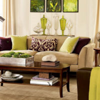 Tavolo da salotto marrone con divano beige
