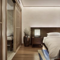 The combination of brown and white in the design of the bedroom