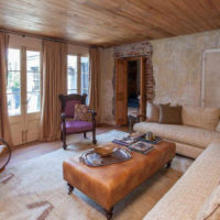 Soffitto in legno nel soggiorno di una casa privata