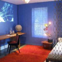 Murs bleus dans une chambre au design minimaliste