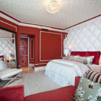 Chambre rouge et blanche dans un appartement en ville