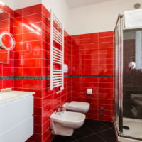 Carrelage rouge dans la salle de bain