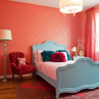 Couvre-lit rose sur le lit dans la pépinière