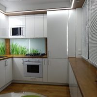 Tablier acrylique dans la cuisine avec façades brillantes
