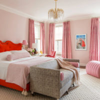 Rozā guļamistabas interjers ar klasisko lustru