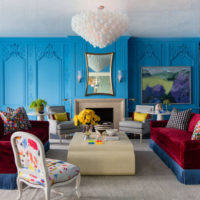 Svetainė su mėlynomis sienomis ir bordo sofa