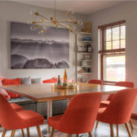 Червени столове на масата за хранене в хола