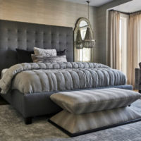 Zwart bed in de grijze slaapkamer