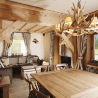 الداخلية خشبية من غرفة المعيشة الريفية