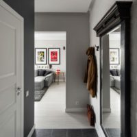 Piastrella nera nel corridoio con pareti grigie