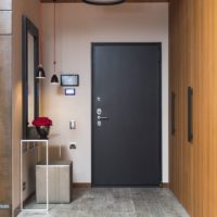 La combinazione di marrone e grigio nel design del corridoio