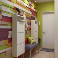 Le design original du mur du couloir avec des planches multicolores