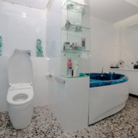 Salle de bain combinée de style nautique