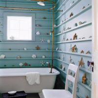 Decorazioni marine sulle pareti del bagno