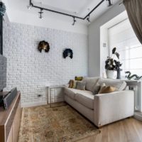 Muro di mattoni bianchi all'interno del soggiorno di un appartamento di città