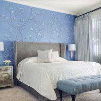 Papier peint bleu avec des fleurs sur le mur d'une chambre