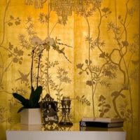 Papier peint doré avec des ornements floraux