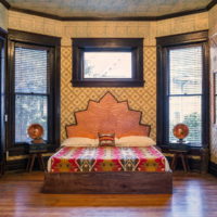 Camera da letto in stile orientale con pavimento in legno