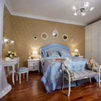 Biancheria da letto blu in camera da letto con pavimento in legno.