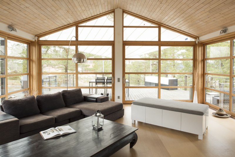 Salon minimaliste avec fenêtres panoramiques
