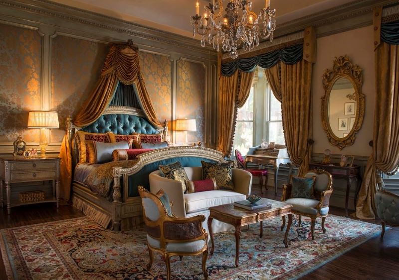 Interno camera da letto in stile classico ricco con carta da parati oro scuro