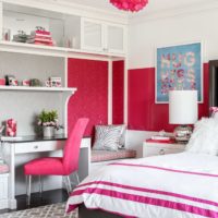 Colore rosso nel design della camera da letto per una ragazza adolescente