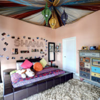 Decorare il soffitto con tessuti colorati