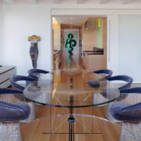 Table en verre dans un salon moderne