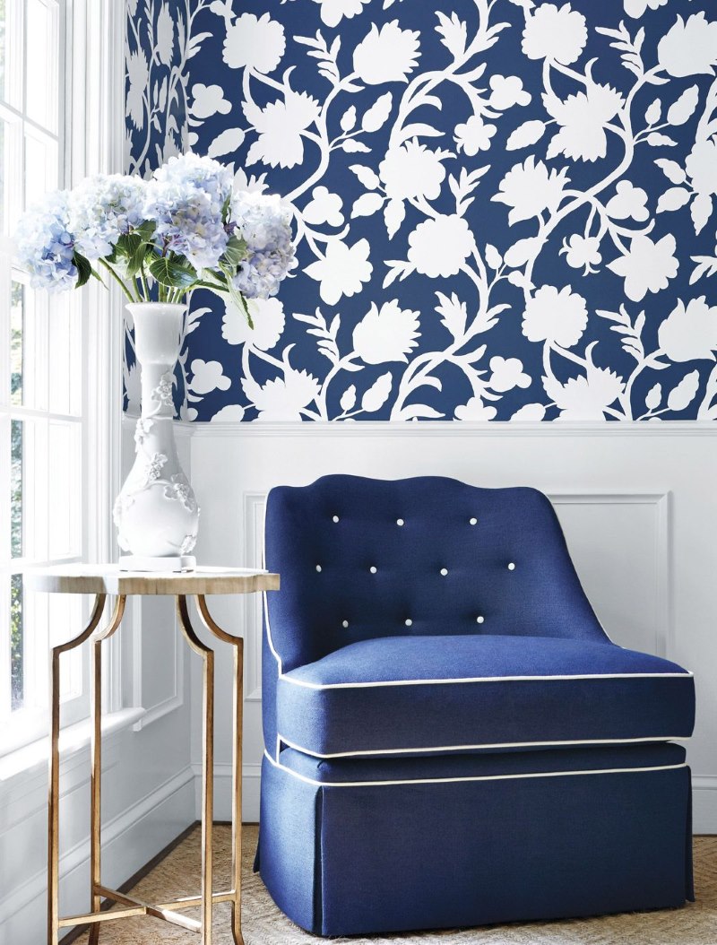 Papier peint bleu et blanc dans une grande fleur à l'intérieur du salon