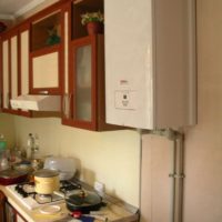 Colonne à gaz à l'intérieur de la cuisine à Khrouchtchev