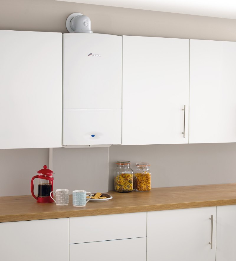 Intérieur de cuisine avec chaudière à gaz blanche entre les armoires de cuisine