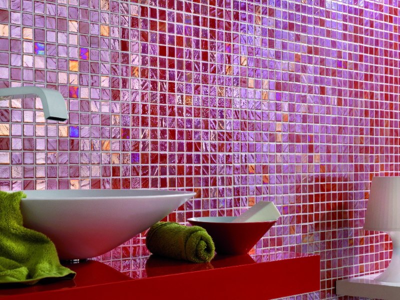 Decorare il bagno con tessere di mosaico rosse