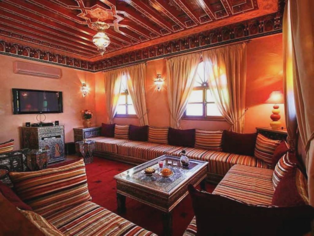Couleur rouge à l'intérieur d'un salon marocain