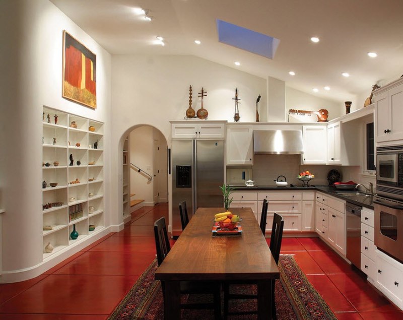 Intérieur de cuisine d'une maison privée avec sol rouge