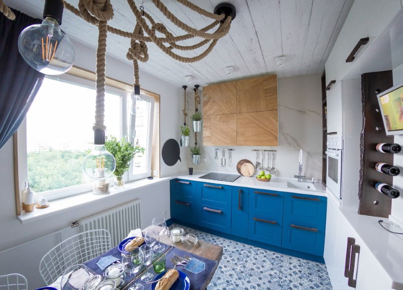 Decorare lo spazio cucina di un appartamento in stile marino