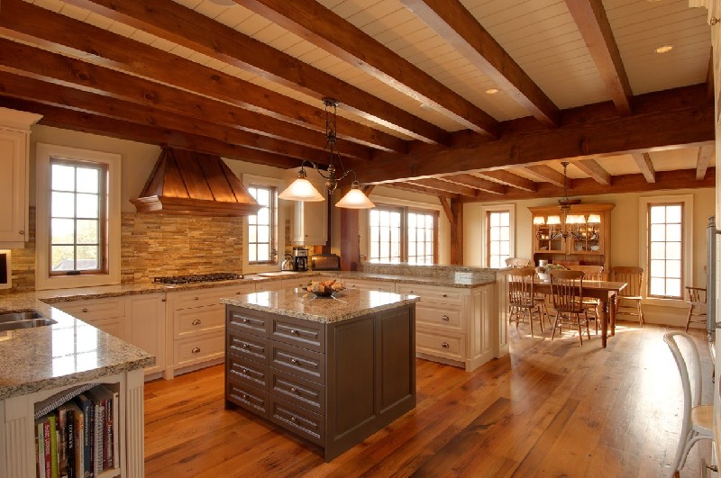 Poutres en bois au plafond dans une cuisine-salon de style allemand