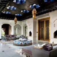 Plafond noir à l'intérieur du salon de style marocain
