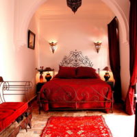 Couleur rouge dans la conception d'une chambre de style oriental