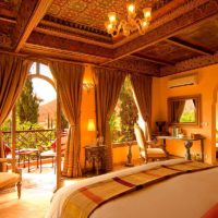 Intérieur de chambre à coucher de maison privée de style marocain